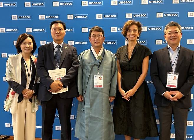 12일 오전(현지시각) 반구천 암각화의 세계유산 등재가 확정된 직후 오드레 아줄레 유네스코 사무총장이 이례적으로 한국 대표단을 찾아와 함께 기념사진을 찍었다. 왼쪽부터 박상미 주유네스코 한국대표부 대사, 조계원 더불어민주당 의원, 최응천 국가유산청장, 아줄레 총장, 박정하 국민의힘 의원. 국가유산청 제공