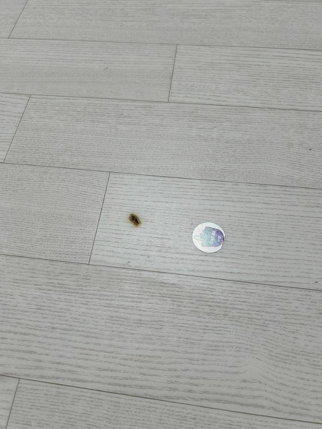 내달 입주하는 인천검단 AA35-2블록 공공임대주택의 바닥이 불에 타 있다. 온라인 캡처