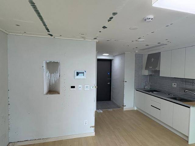 곳곳에 곰팡이가 핀 새 아파트. LH는 자재와 구조를 볼 때 공공임대주택으로 보인다며 스프링클러 등 배관에 문제가 생겼을 수 있다고 설명했다. 온라인 캡처