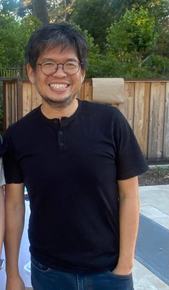 유튜브 창업자 스티브 첸이 16일(현지시간) 미 캘리포니아주 애서튼에서 한국일보와 인터뷰 후 기념촬영하고 있다. 애서튼=박지연 특파원