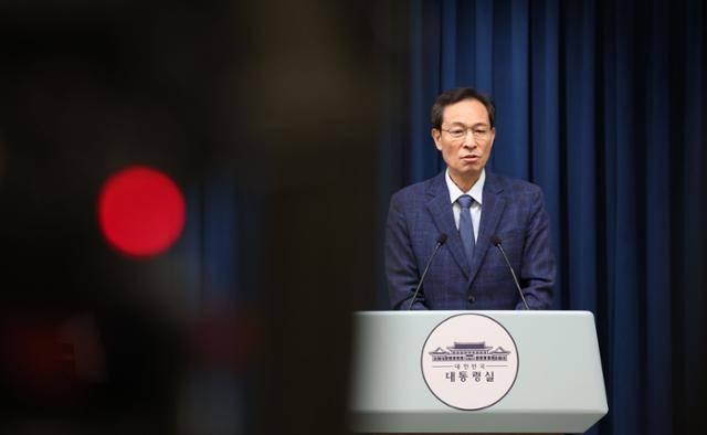 우상호 대통령실 정무수석이 20일 서울 용산구 대통령실청사에서 이재명 대통령의 이진숙 교육부장관 후보자의 지명 철회를 발표하고 있다. 왕태석 선임기자