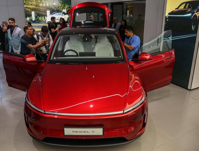 인도 뭄바이 테슬라 전시장에 있는 모델Y. 뭄바이=EPA 연합뉴스