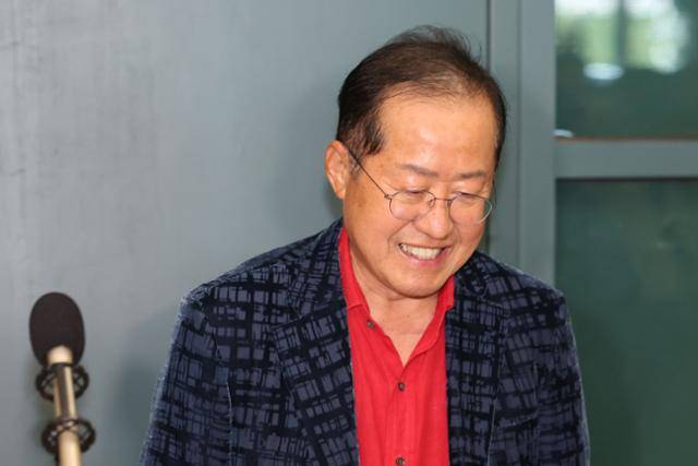 국민의힘 대선 후보 경선 탈락 후 정계 은퇴를 선언하고 미국 하와이에 체류했던 홍준표 전 대구시장이 지난달 17일 인천국제공항 제1터미널을 통해 귀국하고 있다. 뉴시스