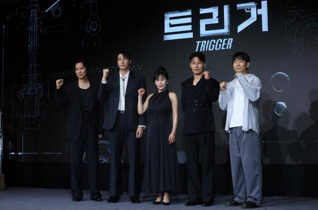 배우 김남길(왼쪽부터), 김영광, 길해연, 박훈, 권오승 감독이 22일 오전 서울 마포구 호텔 나루에서 열린 넷플릭스 시리즈 '트리거'(감독 권오승) 제작발표회에서 포즈를 취하고 있다. 뉴시스