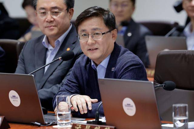 김성환 신임 환경부 장관이 22일 서울 용산 대통령실 청사에서 이재명 대통령의 주재로 열린 국무회의에 참석해 인사말을 하고 있다. 연합뉴스