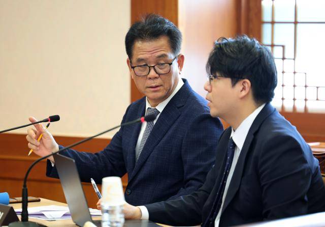 조지호 경찰청장 탄핵심판의 조 청장 측 법률대리인인 노정환(왼쪽), 최형기 변호사가 22일 오후 서울 종로구 헌법재판소 소심판정에서 열린 2차 변론준비기일에서 대화하고 있다. 뉴시스