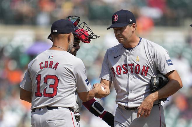 <yonhap photo-1551=""> Boston Red Sox manager Alex Cora (13) takes the ball from pitcher Rich Hill against the Detroit Tigers in the fifth inning of a baseball game, Sunday, Sept. 1, 2024, in Detroit. (AP Photo/Paul Sancya)/2024-09-02 04:27:29/ <저작권자 ⓒ 1980-2024 ㈜연합뉴스. 무단 전재 재배포 금지, AI 학습 및 활용 금지></yonhap>