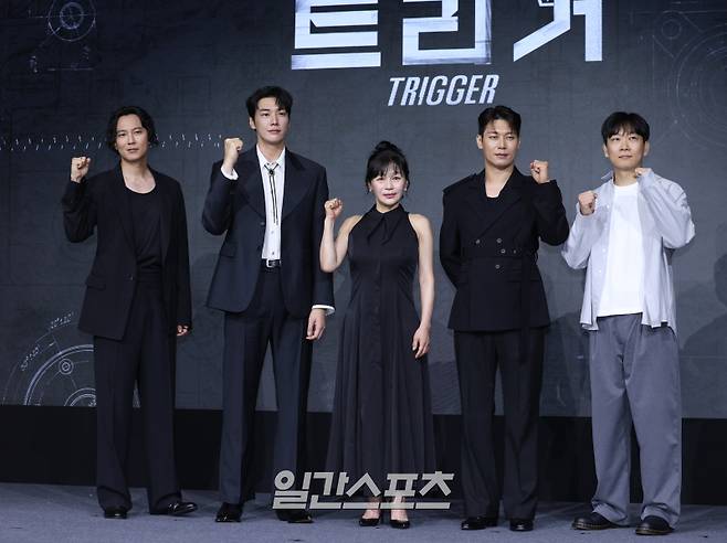 배우 김남길, 김영광, 길해연, 박훈, 권오승 감독이 22일 오전 서울 마포구 호텔 나루 서울 엠갤러리에서 열린 넷플릭스 시리즈 '트리거' 제작발표회에 참석해 포토타임을 갖고 있다. '트리거'는 대한민국에서 출처를 알 수 없는 불법 총기가 배달되고 총기 사건이 끊임없이 발생하는 가운데 각자의 이유로 총을 든 두 남자의 이야기를 그린 총기 액션 재난 스릴러. 오는 25일 공개. 서병수 기자 qudtn@edaily.co.kr /2025.07.22/