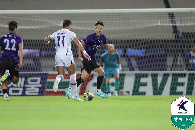 안양 수비수 권경원이 세징야를 수비하는 모습. 사진=프로축구연맹