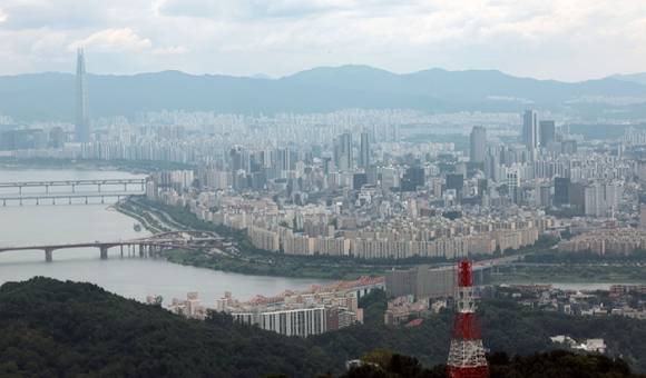 아파트 임대차 계약에서도 전세는 줄고 월세가 급증하는 현상이 벌어지고 있다. 동대문구의 새 아파트단지인 휘경자이디센시아에선 이달 중 임대차 계약 638건 중 57% 넘는 물량이 월세 계약인 것으로 나타났다. 사진은 남산 N서울타워에서 바라본 서울 시내 아파트 단지 모습. [사진=연합뉴스]