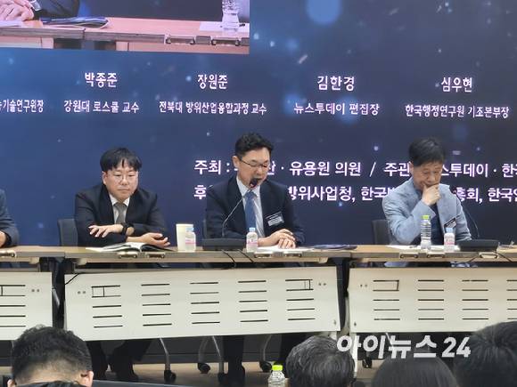 장원준 전북대 방위산업융합과정 교수(가운데)가 21일 서울 여의도 국회 의원회관에서 열린 'AI 시대의 국방획득체계 발전방안 모색' 세미나에서 발언하고 있다. [사진=최란 기자]