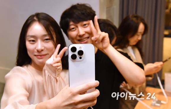 지난해 9월20일 오전 서울 강남구  안다즈 호텔에서 열린 KT 아이폰 16 개통 행사에서 고객들이 아이폰 16을 체험하는 모습.[사진=곽영래 기자]