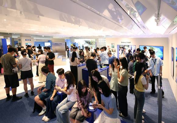 12일 서울 영등포구 더현대 서울에 오픈한 '갤럭시 스튜디오' 전경 [사진=삼성전자]