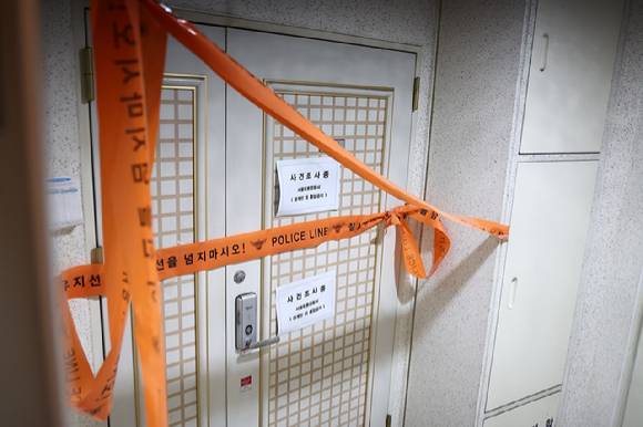 지난 21일 인천에서 사제 총기를 발사해 아들을 숨지게 한 60대 피의자의 주거지에 폴리스 라인이 설치돼 있다. [사진=연합뉴스]