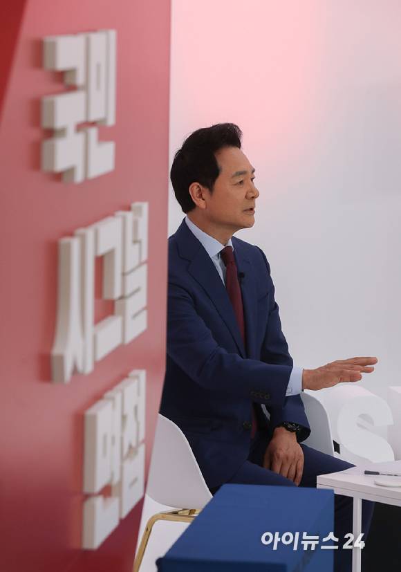 9일 오후 서울 금천구 즐스튜디오에서 열린 '국민시그널' 국민의힘 대선 경선 후보 공개면접에서 장성민 예비후보가 질문에 답변하고 있다. [사진=아이뉴스24 DB]