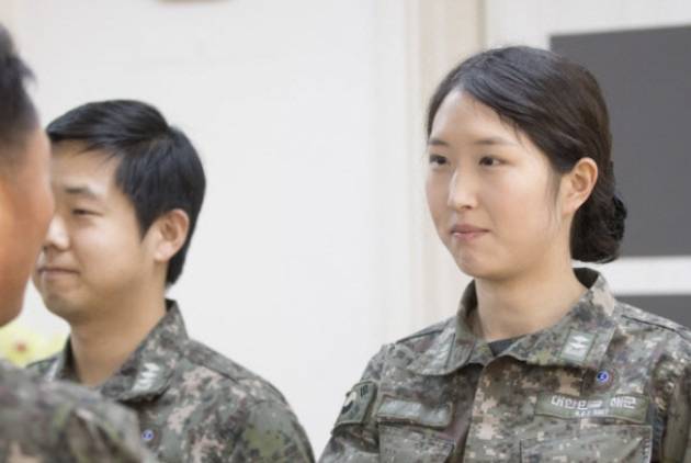 지난 2017년 11월 30일 최태원 SK그룹 회장 차녀 최민정 해군 중위가 전역 신고를 마치고 소속 부대장인 박동선(준장) 해군인천해역방어사령관과 악수를 하고 있다. [사진=연합뉴스]