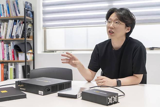 여태동 각자대표가 엘릭스 설루션 제품을 직접 소개 중이다 / 출처=IT동아