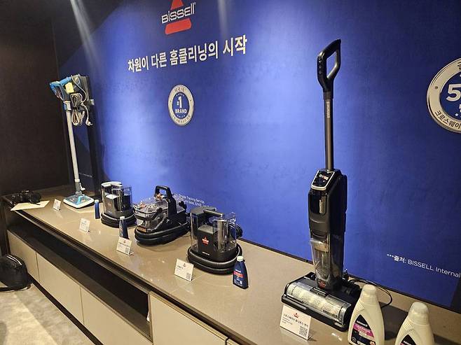 행사장에 전시된 비쎌의 (왼쪽부터)'스팀' 청소기 및 '스팟클린' 습식 청소기, '아쿠아' 올인원 청소기 / 출처=IT동아