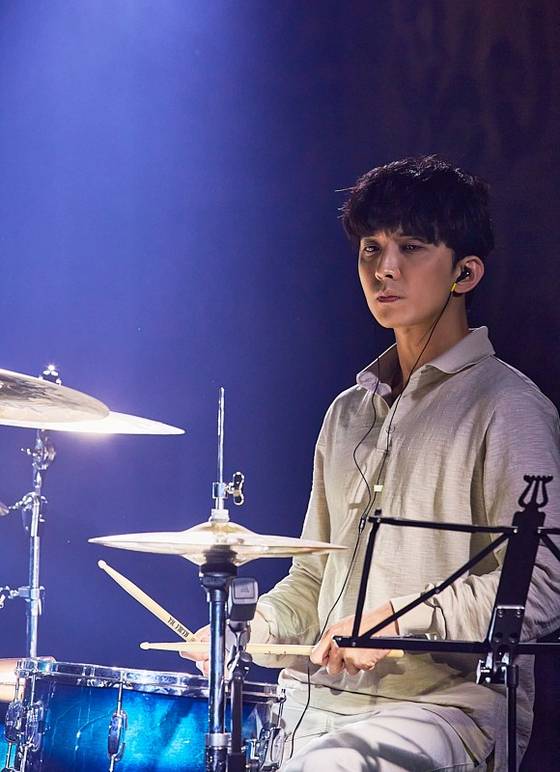 1인극 ‘온 더 비트’에서 윤나무는 연기를 하며 드럼도 친다. [사진 프로젝트그룹 일다]