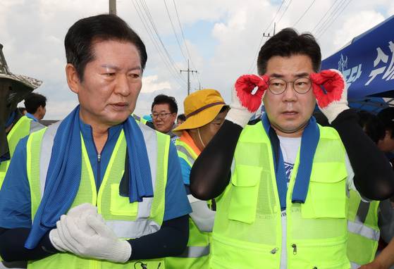 정청래(왼쪽), 박찬대 더불어민주당 당대표 후보가 21일 충남 예산 신안면 조곡리에서 수해복구 현장을 찾아 대화하고 있다. 뉴스1