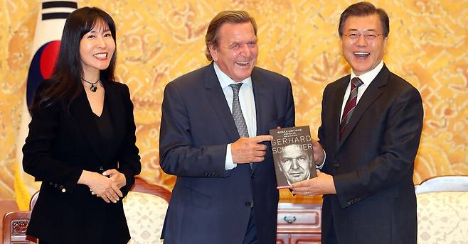 지난 2017년 9월 12일 문재인 당시 대통령과 만났던 게르하르트 슈뢰더(가운데) 전 독일 총리. [연합뉴스]