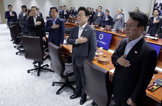 이재명 대통령이 22일 서울 용산 대통령실 청사에서 열린 국무회의에서 국기에 경례를 하고 있다.연합뉴스