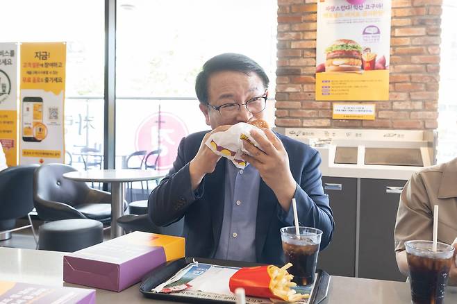 정헌율 익산시장이 맥도날드 한 매장에서 익산 고구마로 만든 햄버거를 먹고 있다. 사진 익산시