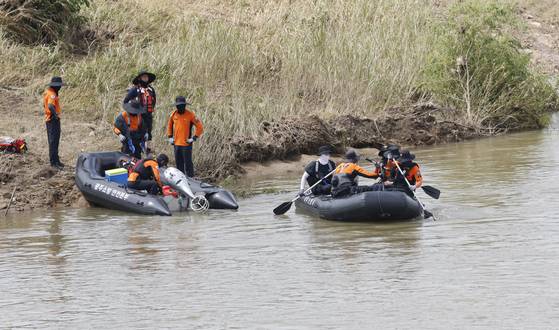 22일 광주 서구 서창동 극락교 인근에서 구조당국이 지난 폭우로 실종된 80대 노인을 찾기 위해 수색 작업을 벌이고 있다. 뉴스1