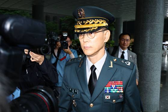 김용대 드론작전사령관이 무인기 작전과 관련해 피의자 신분으로 조사를 받기 위해 17일 서울고등검찰청에 마련된 조은석 내란 특검 사무실에 출석하고 있다. 김종호 기자