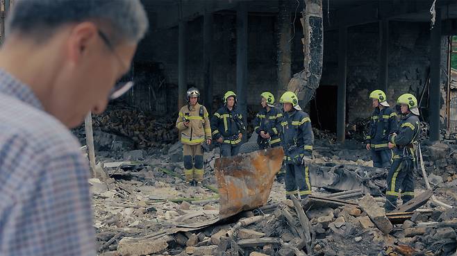 6월6일 드론 공격을 받은 우크라이나 키이우 도심 건물에서 화재 진화 작업을 하던 중 2차 드론 공격(더블 탭 공격)으로 3명의 소방관이 숨지자, 동료 소방관들이 침통한 분위기 속에 현장을 수습하고 있다. /KBS 제공