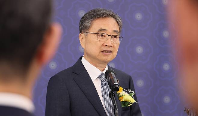 조현 외교부 장관이 21일 서울 종로구 외교부에서 열린 취임식에서 취임사를 하고 있다. 조 장관은 취임사를 통해 ‘바이든-날리면’ 보도와 관련 외교부가 MBC에 정정보도 청구 소송을 제기한 건 잘못이라며 정부 차원으로 첫 공식 사과의 뜻을 밝혔다. /공동취재