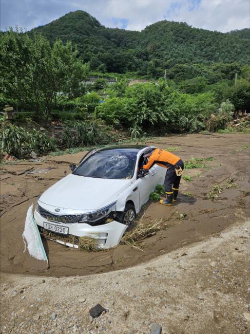 ▲ 지난 20일 새벽 갑작스럽게 쏟아진 물 폭탄으로 경기 가평군 조종면 일대가 쑥대밭이 된 가운데 21일 강원도특수대응단 소속 소방대원들이 실종자를 찾기 위한 수색 작업을 벌이고 있다.  강원도특수대응단 제공