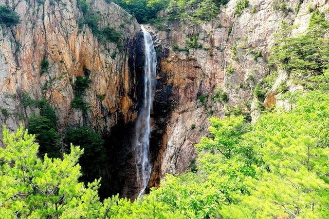 ▲ 한국의 3대 폭포로 일컬어지는 설악산 대승폭포가 지난 21일 짙푸른 녹음과 함께 비경을 자랑하고 있다. 설악산 대승폭포는 인제군 북면 한계리에 위치해 있다. 인제군 제공