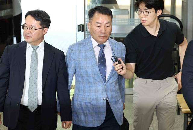 ▲ 국회 증언·감정 등에 관한 법률 위반 등 혐의를 받는 김계환 전 해병대사령관이 구속 전 피의자 심문(영장실질심사)을 위해 22일 서울 서초구 서울중앙지방법원으로 향하고 있다.연합뉴스