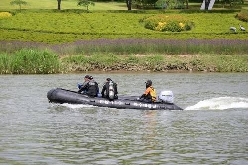 ▲ 실종자를 수색 중인 모습 [연합뉴스]&nbsp;