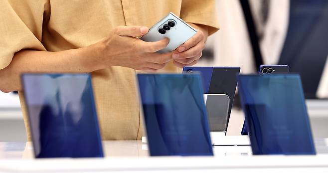 지난 10일 서울 서초구 삼성 강남에서 방문객들이 갤럭시Z폴드·플립7 등 신제품을 살펴보고 있다. 사진=뉴스1