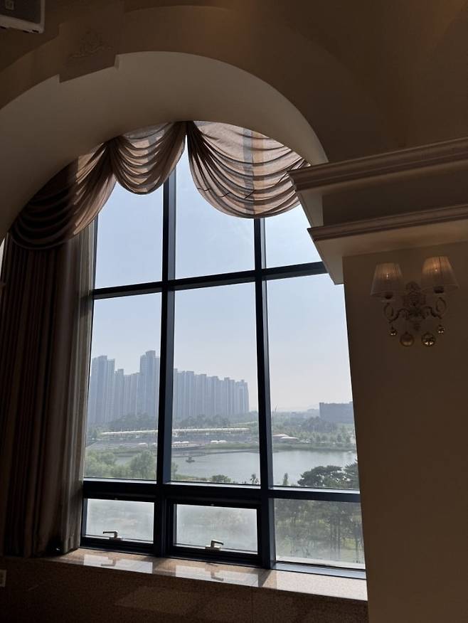 로비에서 보이는 호수공원 / 사진. © 권혜린