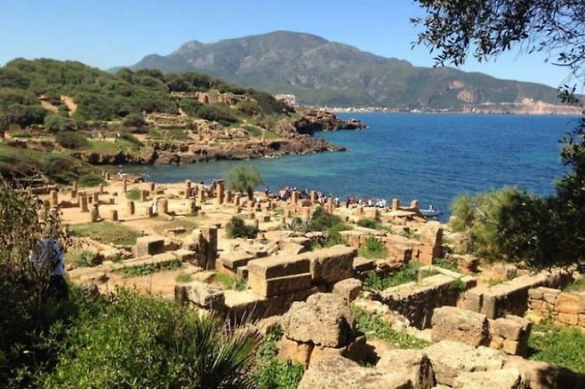 알베르 카뮈 『결혼 · 여름(Noces suivi de L'Été)』의 배경지 중 하나, 알제리 티파사(Tipaza) / 출처. Atlas Obscura