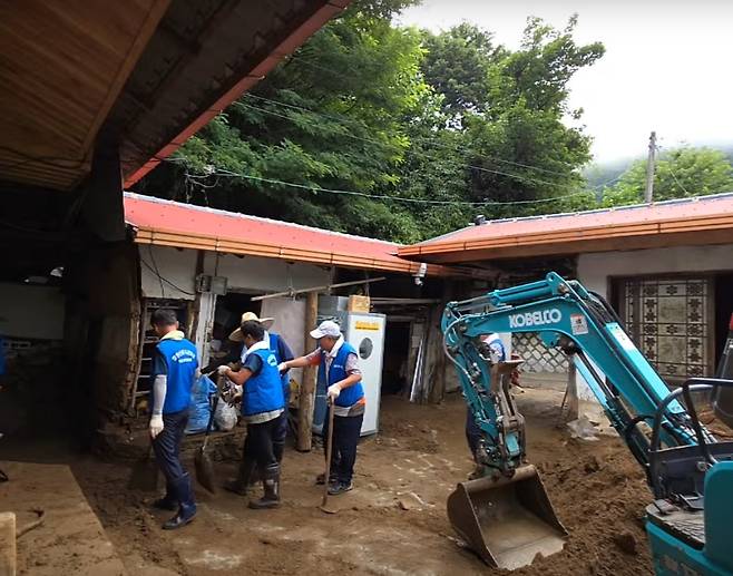 산불 피해를 본 경북 영양군 주민들이 22일 수해 피해를 본 경남 산청군을 찾아 복구작업을 돕고 있다. 영양군 제공