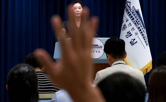인사 검증 문제없나 강유정 대통령실 대변인이 22일 용산 대통령실에서 인사 관련 브리핑을 한 뒤 취재진 질문을 받고 있다. 연합뉴스