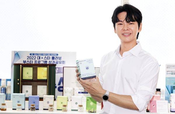 22일 부산 부산진구 영롱 본사에서 권태혁 대표가 ‘영롱 이스트바이오틱스 센서티브’ 개발 과정을 설명하고 있다. 과민성대장증후군이 있는 이들을 대상으로 만든 유산균 제품이지만 연간 15억 원어치나 팔릴 정도로 인기를 끌고 있다.    전민철 기자