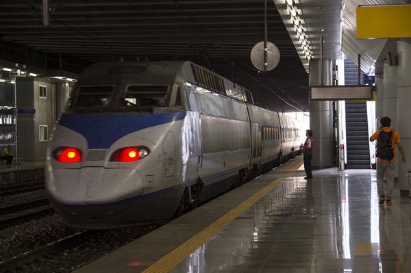 부산역 KTX 승강장 전경.   국제신문DB