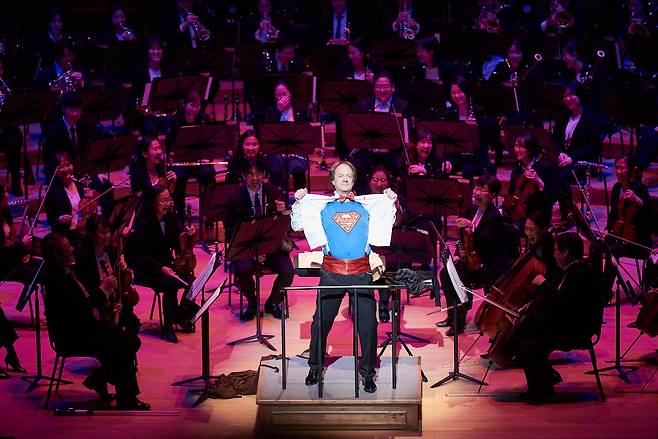 Conductor Anthony Inglis reveals a Superman outfit during the inaugural performance of "Hans Zimmer vs. John Williams" in 2018 at Lotte Concert Hall in Seoul. (Lotte Concert Hall)