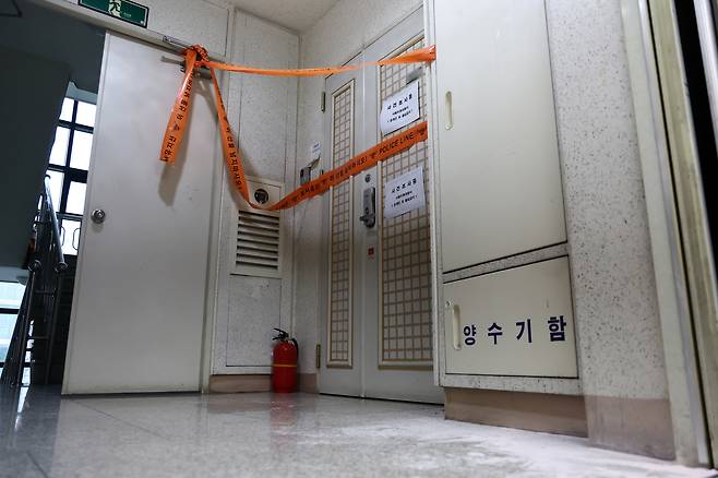 A police line is attached outside the residence of the suspect who shot his son with a homemade firearm in Incheon on July 21. [YONHAP]