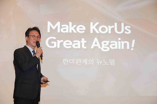Prime Minister Kim Min-seok delivers the keynote speech of a seminar hosted by the American Chamber of Commerce in Korea in Yeouido, western Seoul, on July 22. [YONHAP]