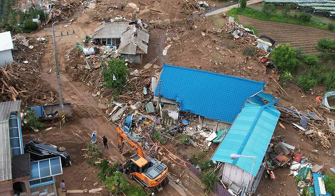 Residents watch as recovery operations are underway at a village in Gapyeong County, Gyeonggi, on July 21. [YONHAP]