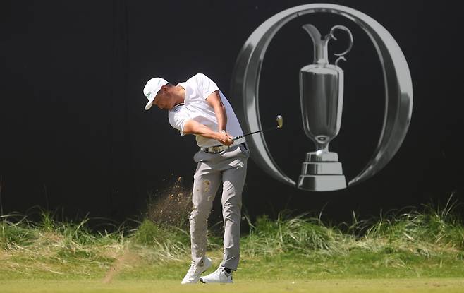 Haotong Li tees off on the first hole during the final round of The 153rd Open Championship at Royal Portrush in Ireland on July 20.  [REUTERS/YONHAP]