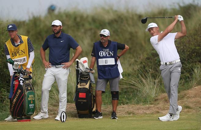 Haotong Li (right) tees off in front of Scottie Scheffler on the seventh hole during the final round of The 153rd Open Championship at Royal Portrush in Ireland on July 20.  [REUTERS/YONHAP]