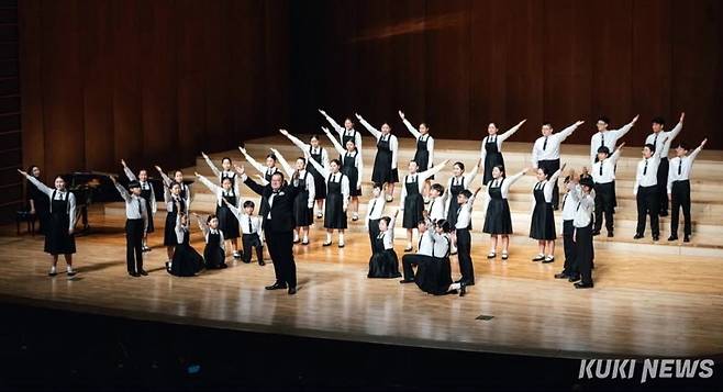 화천군 소년소녀합창단이 지난 19일 제주특별자치도에서 폐막한 2025 제7회 세계 청소년 합창축제 & 경연대회’에서 일반부 은상과 ‘아웃스탠딩 퍼포먼스상’(특별상)을 수상했다.(화천군 제공)