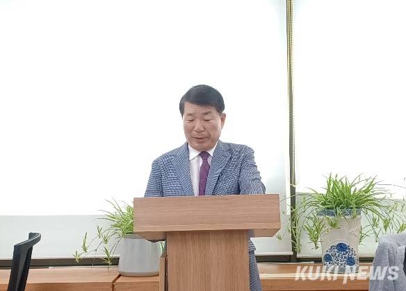 백경현 구리시장이 22일 최근 집중호우 기간 지역단체 야유회에 참석해 논란을 일으킨 점에 대해 사과하고 있다. 사진=성은숙 기자&nbsp;